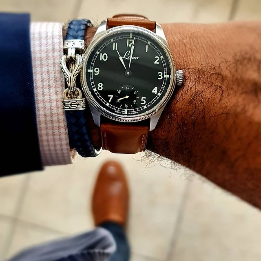 Handwinding your watch in the morning... No better feeling ⌚