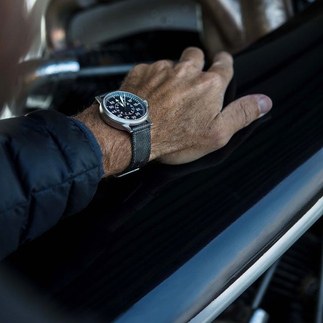 PILOT WATCHES ORIGINAL – MODEL PADERBORN BLAUE STUNDE

A blue dial with sunray pattern, numbers and figures with Superluminova C3 and thermical blued steelhands. This watch leaves nothing to be desired.

laco1925 #lacowatch #pilotlife #laco1925 #mylacotime #madeingermany #uhren #germanmade #wristshot #flieger #lacowatchesoftheday #watchgeek #pilotwatch #timepiece #watchlover #watches #fliegeruhr #watchfam #watchcollection #ootd #potd #dailywatch #aviatorwatc