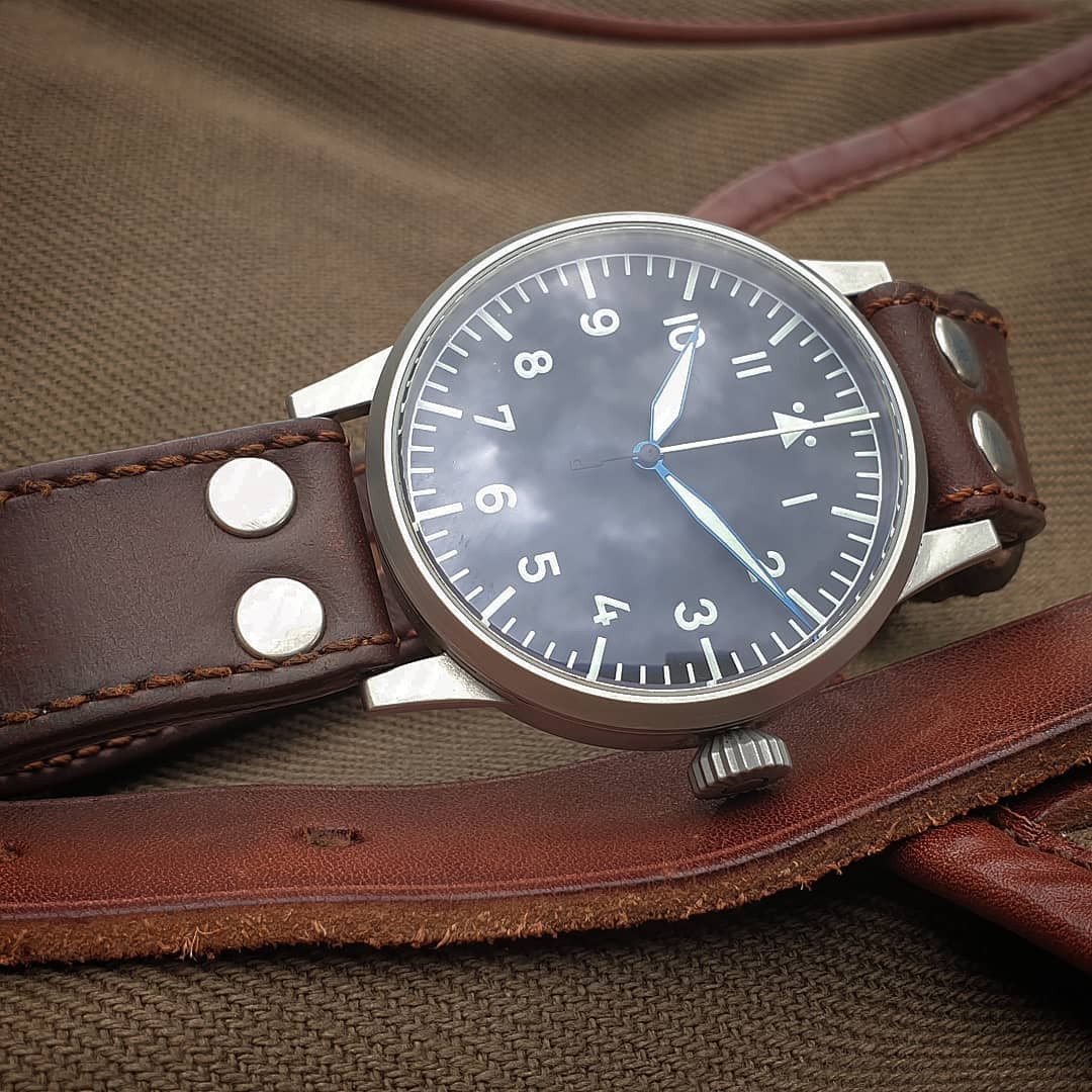 New #closedloopstrap on my #LacoWesterland...
#beobachtungsuhr #aviatorwatch #fliegerfriday #lacowesterland #lacowatches #lacoflieger #baumusterA #fliegeruhr #watchfam #wristporn #horology  #watchesofinstagram #pilotwatch #aviation #aviatorwatch #instawatches #watchgram #wus (unpaid advertisement: naming and linking brands etc.)