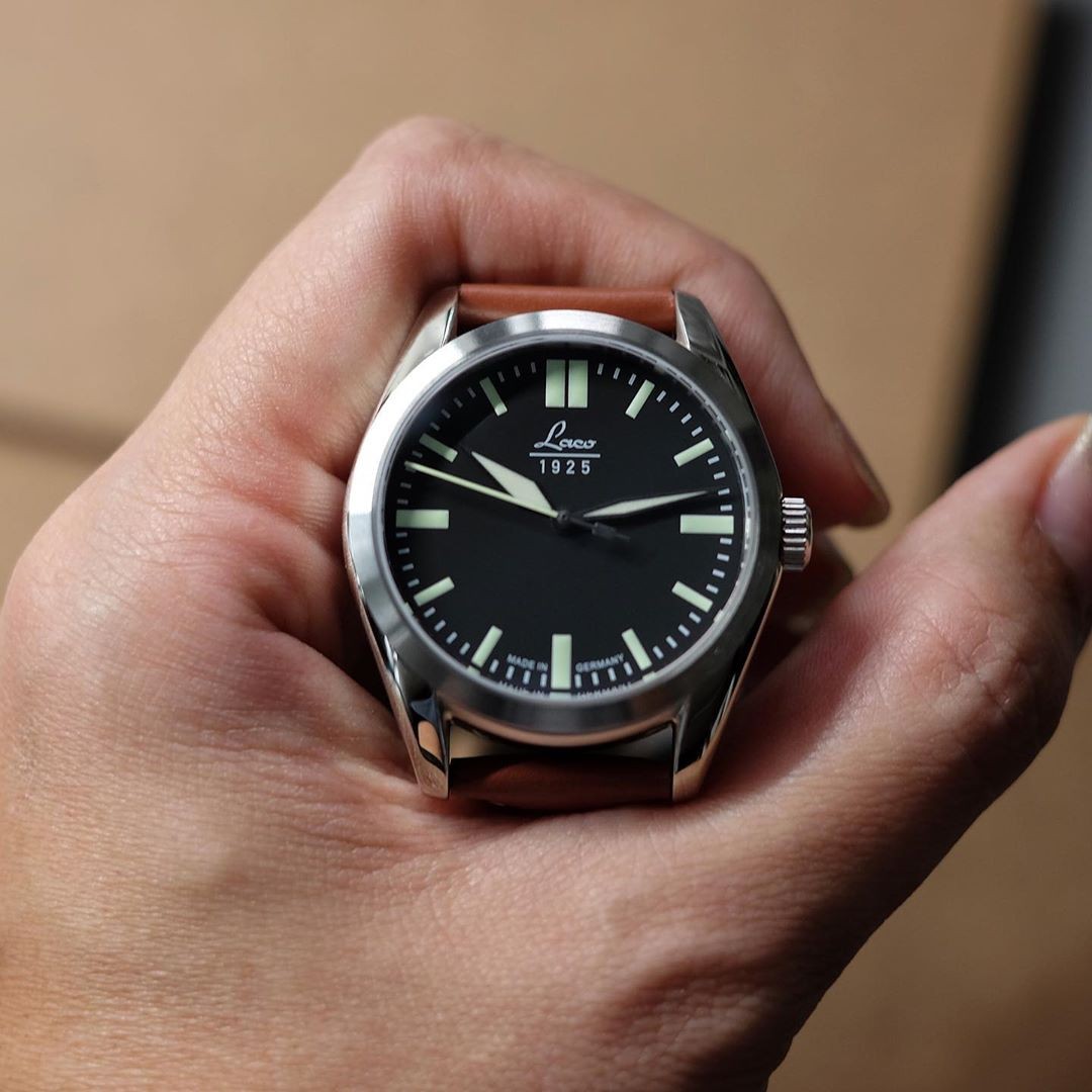 Laco Navy 36. Its case diameter of 36mm makes it a perfect wrist companion, especially for those with smaller wrists.
.
.
.
#laco #lacowatches #madeingermany #germandesign #germany #navywatch #navy36 #maritimecity #redarmywatches #ionorchard #sunteccity #ATRIX #singapore #classic #elegant #class #historical #wellmade #modern #navy #automatic #36mm #clean #simple #versatile #pocketwatchdesign #beautiful