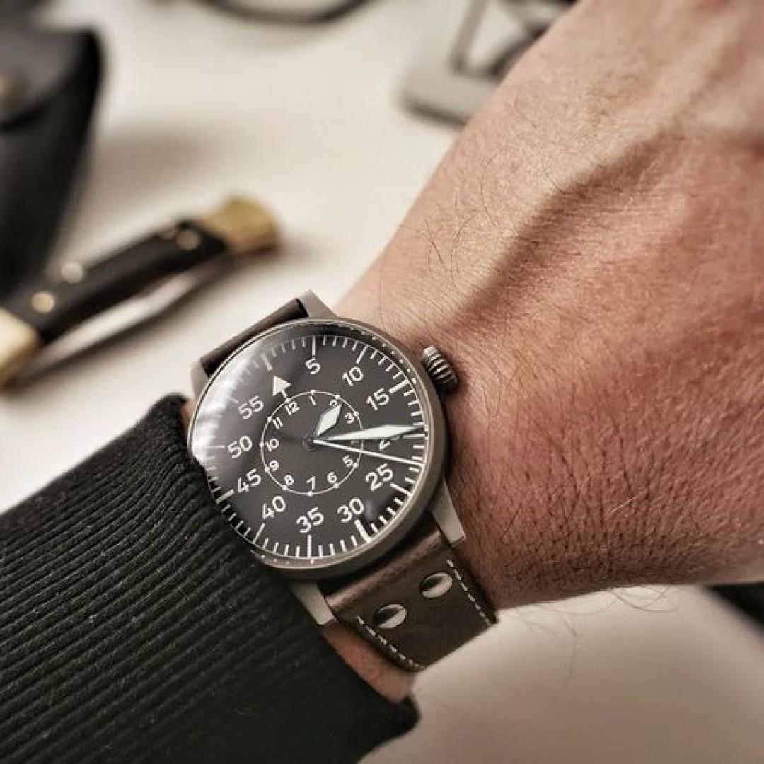 . ?️ ???????
.
#flugtag #flieger #fliegeruhr #pilotwatch #lacouhren #lacowatches #lacoleipzig #manualwindwatch #buhr #beobachtungsuhr #traditional #heritage #watchesofinstagram #wristwatch #wristshot #wornandwound #watchonmywrist #watchoftheday #watchpassion #watchlover #watchaddict #watchnerd #orologio #uhrforum #mensmood #mensworld