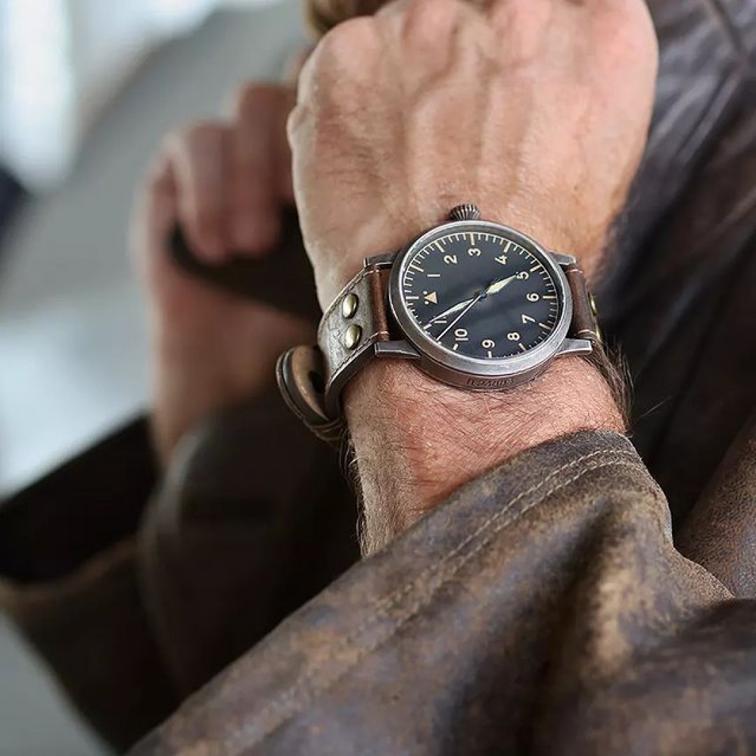 PILOT WATCH ORIGINAL – MODEL WESTERLAND ERBSTÜCK

Inspired by the original 55 mm sized observation watches from the 1940s, this collection‘s models look as if they have been worn over several generations. The Westerland Erbstück runs with the hand winding movement Laco 210 and is executed according original Baumuster A.

laco1925 #mylacotime #laco1925 #laco #lacowatch #madeingermany #pilotwatch #fliegeruhr #pilot #uhren #pilotlife #watchfam #wristshot #dailywatch #aviatorwatch #watches #watchesoftheday #watchcollection #watchgeek #timepiece #watchlover #pilotuhr #germanmade #lacopilot #Fliegerfriday #potd