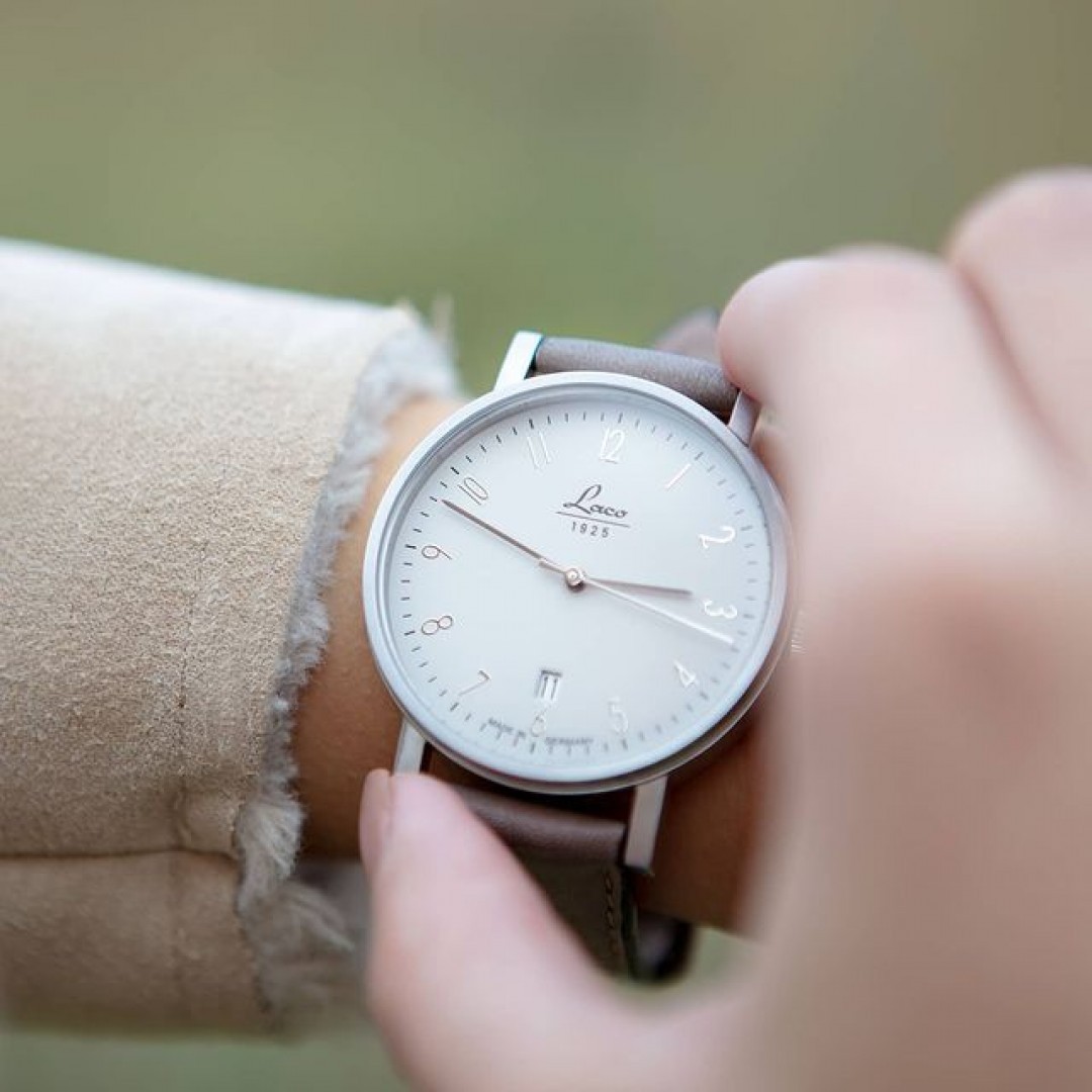CLASSICS - MODEL COTTBUS

This classic watch has a discreet look that fits any situation. The bright dial goes well with the cream colored calfskin strap. It has a height of 10,3 mm and weighs 57,0 g incl. strap.

laco1925 #laco #laco1925 #lacowatches #ootd #mylacotime #classic #watchfam #watchlover #basic #uhren #potd #watches #drink #green #watchgeek #watchesofinstagram #classy #watchesoftheday #timepiece #lacoclassics