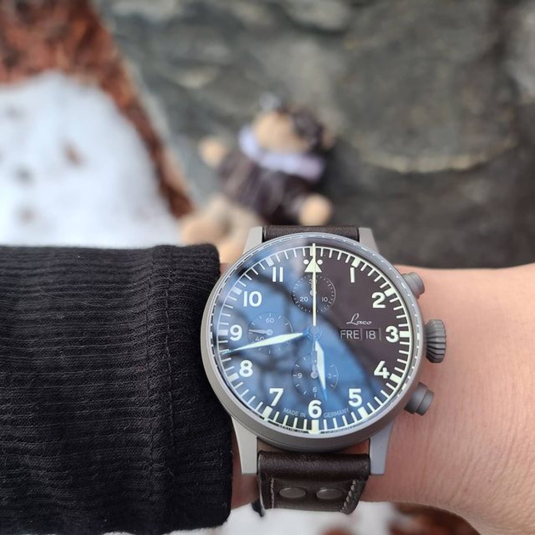 Brown truck Santa comes again!

München chrono by laco1925 
This stealthy chrono looks like a three hand aviator from a distance. Up close you can spy the blackout chrono as well as the day/date.  42mm sandblasted steel case is the perfect accompaniment to the stealth dial. Well played laco1925 

✈✈✈

#fliegerfriday #fliegerwatch #germanmade #flectofriday #flecto #flieger #pilot #german #sandblasted #happywrist #happywrists #COWatchGirls #RightTimeWatches #watchfan #watchfam #watchfanatic #watchnerd #watchgeek #watchfamily #watchcollector