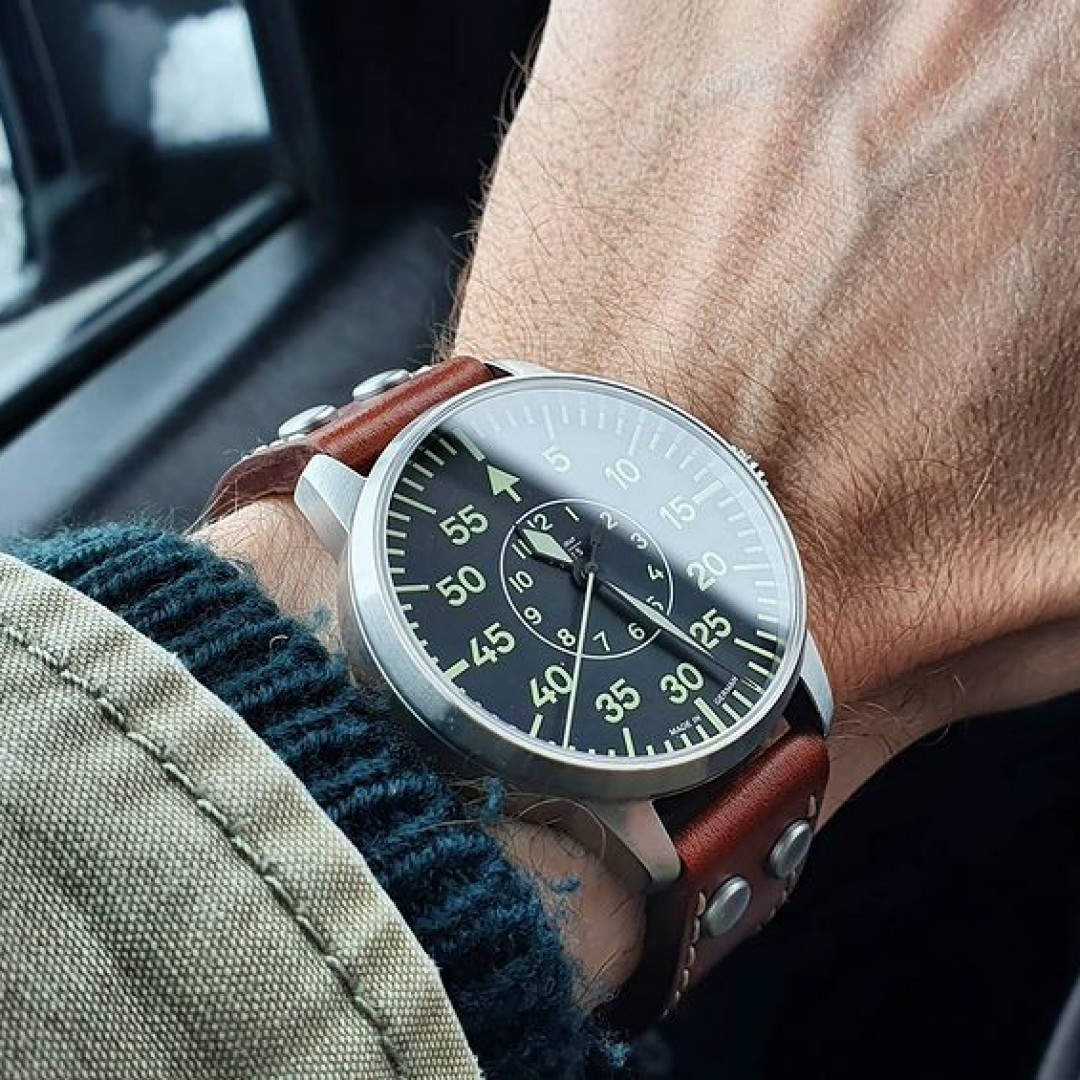 - druhoválečný pilotní toolwatch - laco1925

42 mm verze původních pilotních hodinek B-Uhr Baumuster B, které firma Laco (čti lako - Lacher & Co.) vyráběla již za druhé svétově války dle původní armádní specifikace FL 23883. 