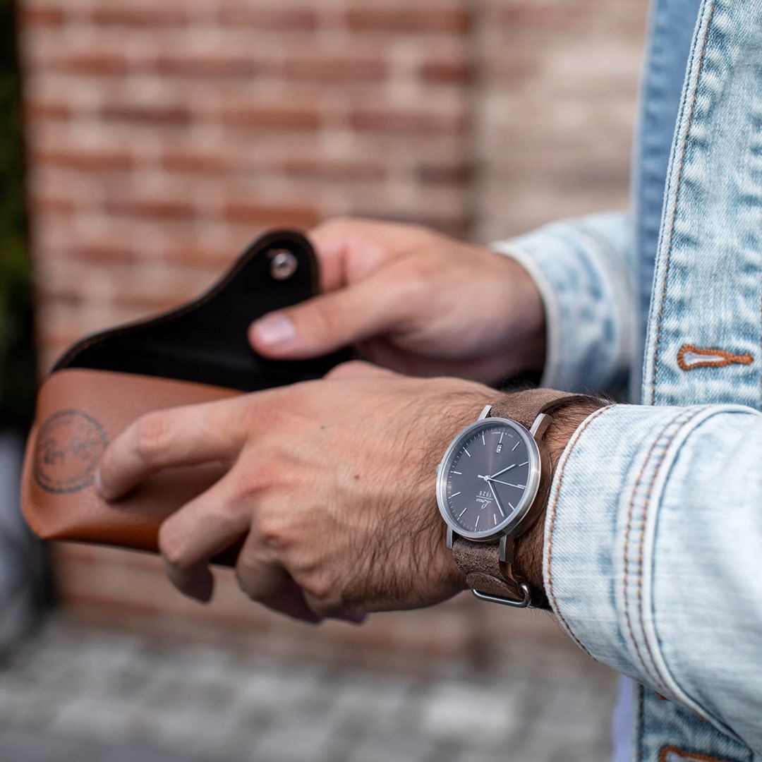CLASSICS - MODEL MOCCA

This mocca coloured watch is equipped with a fitting brown one-piece leather strap and has flat mineral crystal in the front as well as in the back.

@laco1925 #laco  #laco1925 #mylacotime #lacowatches #watches  #madeingermany #uhren #classic #watchesofinstagram #watchesoftheday #mocca #summer #denim #watchgeek #watchlover #potd #classy #watchfam #ootd #basic #lacoclassics
