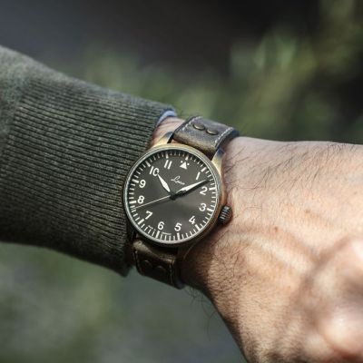 PILOT WATCH ORIGINAL - MODEL AUGSBURG OLIV

The Strap of our model Augsburg oliv is made out of calf leather. The used vintage leather makes every watch strap unique and it can present itself in different colors or structure variations. The stainless steel case measures 42 mm in diameter and has a bronze coloured PVD coating. On the casebook of the watch is a unique limited number engraved.

laco1925 #lacowatch #laco1925 #mylacotime #laco #madeingermany #uhren #germanmade #wristshot #watchesoftheday #dailywatch #watchgeek #timepiece #watchlover #watches #watchfam #flieger #aviatorwatch #pilotlife #pilotwatch #pilotlife #fliegeruhr #lacopilot #lacoflieger #watchcollection #ootd #potd #lookbook