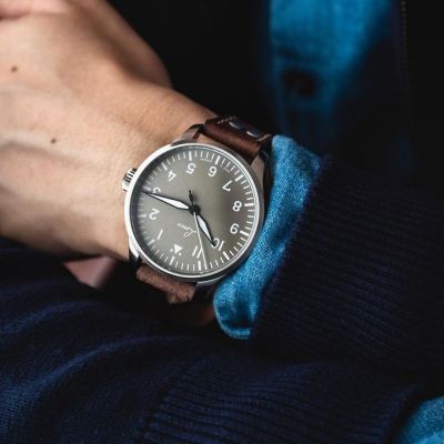 The original german pilot watch of WW2 era - of which Laco is one of the historic official suppliers - had always featured huge diameters as they were worn outside the uniform to facilitate clear readings of time. Over the years, as the iconic designs proved resilient even for modern styles, the diameters have settled around the standard 41-42mm, more or less
.
in 2020, Laco started producing the 39mm versions of these historic aviation design, just like this Ausburg Taupe 39mm model. The reduced size allow the timepiece to blend in, rather than standing out, with the overall outfit for a thoroughly harmonious look, giving this tool watch a truly sporty elegance nuance. And if you dig the sartorial taupe dial, we recommend that you preview one asap - this is a limited edition model of only 500 pieces, and for that reason will be sold out soon
.
