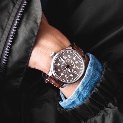 500 shades of Aachen Taupe
.
That is the total number that will be produced by Laco, which is very limited considering how well the popular Aachen model wears this limited edition colour
.
The taupe-coloured dial is elegantly staged by the sunburst finish and lends the watch its unmistakable sporty-elegant character. Numerals, indices and hands stand out perfectly by day in brilliant white and by night thanks to Superluminova C1 with Blue Line, thus ensuring perfect legibility in keeping with the watch’s historic model B aesthetic
.
On the back, a sapphire crystal back provides a view of the Laco 21 automatic calibre, which is based on the Miyota 821A but with a hack second function. Made in Germany, with the serial number of the Limited Edition engraved on the case back.
.
