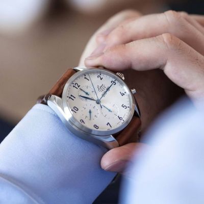 CHRONOGRAPHS - MODEL CHICAGO

This watch has a light dial and its case is made of stainless steel. The blue hands and figures are standig out and create a contrast between them and the Cognac colored leather strap.

 laco1925 #lacowathes #laco1925 #laco #uhren #mylacotime #chronograph #watchlover #watchesofinstagram #dailywatch #timepiece #chrono #business #watchesoftheday #watchcollection #madeingermany #potd #watches #lacopilot #outfitinspiration #lookbook