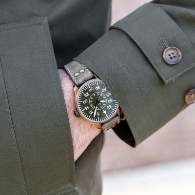 PILOT WATCHES BASIC - MODEL AACHEN OLIV 42

This watch with stainless steel case measures 42 mm in diameter and has a bronze coloured PVD coating, further accentuating the „used“ look of these watches.

laco1925 #lacowatch #mylacotime #laco1925#laco  #madeingermany #pilotwatch #fliegeruhr #pilot #uhren #pilotlife  #usedlook #watchesoftheday #lacopilot #dailywatch #watchgeek #timepiece #watchlover #pilotuhr #germanmade #oliv #aviatorwatch #watchesofinstagram #watches #watchfam #watchcollection